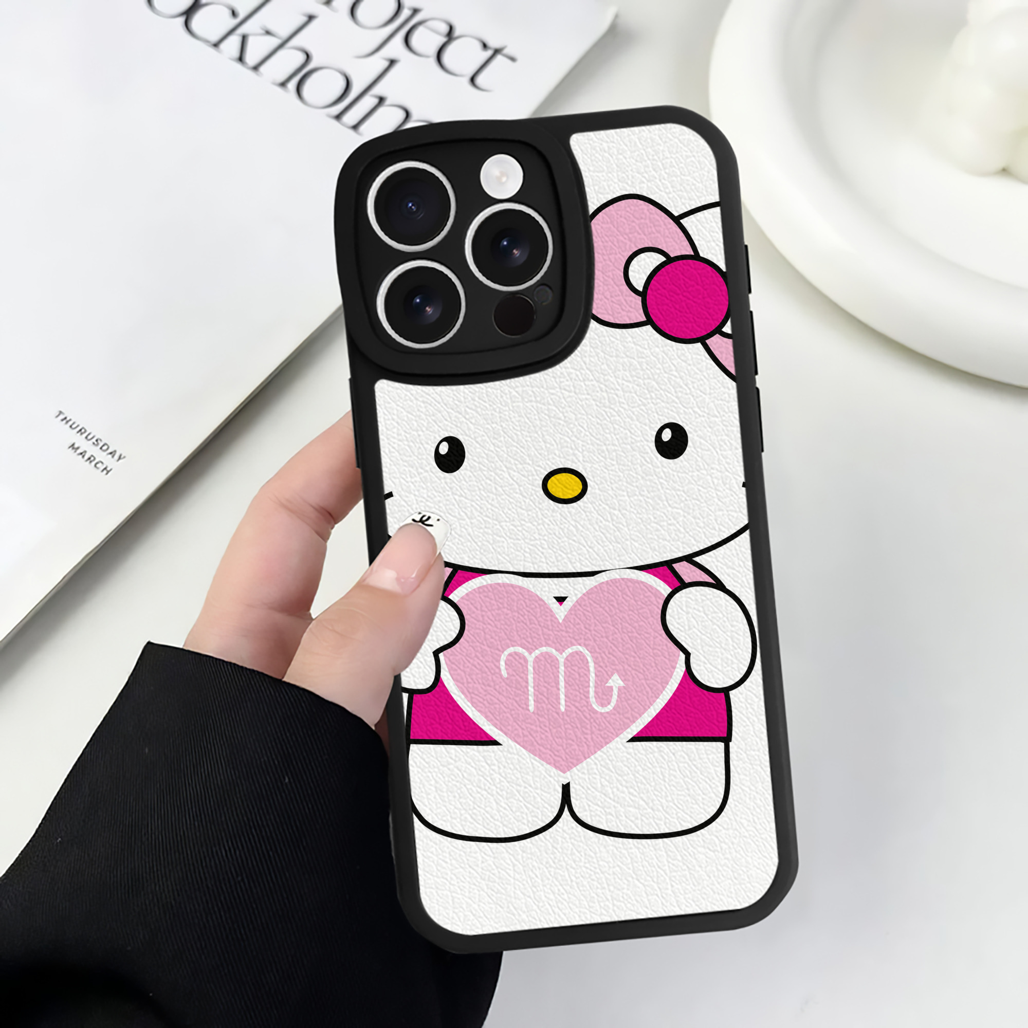 （画像用） Hello Kitty ハローキティ 【iPhone 16シリーズ対応】シリコンスマホケース（レザー調） 材質：シリコン